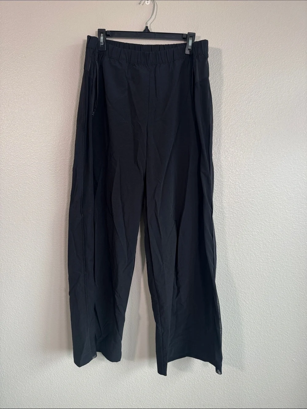 ALO Yoga High-Waist Origin Wide Leg Track Pant in Black - L